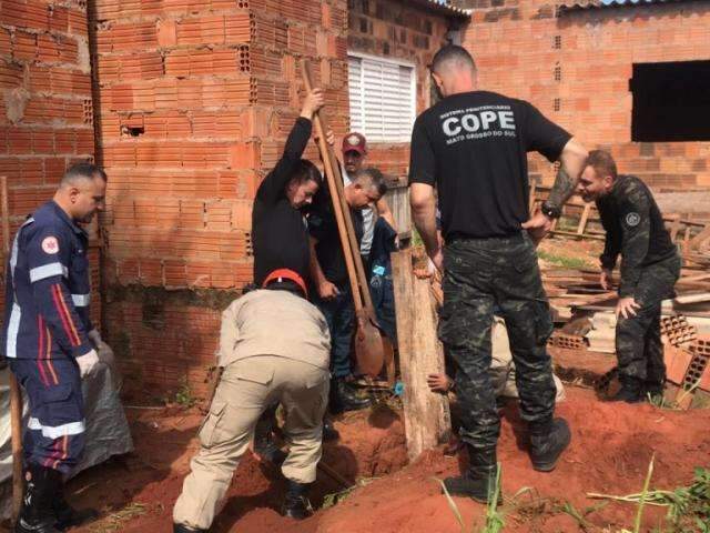 V&iacute;deo mostra resgate de beb&ecirc; que caiu em buraco no Jardim Noroeste