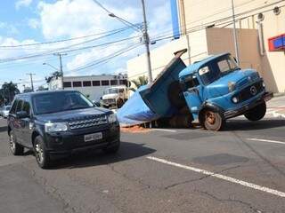 Asfalto cedeu com peso de caminhão na tarde desta segunda-feira, em Campo Grande (Foto: Pedro Peralta)
