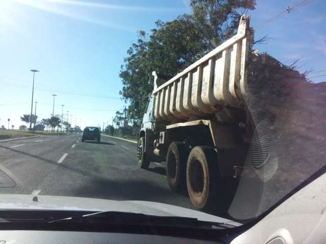 Moradora da regi&atilde;o do Tiradentes denuncia transporte de entulhos sem seguran&ccedil;a