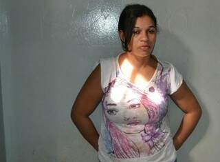 Ana Paula, funcionária do bar, foi presa em flagrante. (Foto: Gamarra/ Rio Brilhante News) 