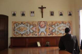 Frei João Francisco mostra o azulejo instalado na sacristia desde a construção do prédio. (Foto: Kisie Ainoã)