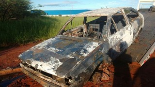 Carro foi encontrado todo destruído após ser incendiado. Ladrões retiraram os quatro pneus e dois estepes. (Foto: Luana Rodrigues)