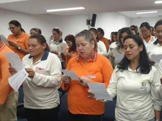 Agentes lendo carta em voz alta durante a sessão (Foto: Leonardo Rocha)
