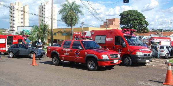  Bombeiros serram porta para socorrer v&iacute;tima de acidente que congestionou Afonso Pena