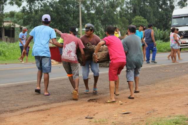 Concession&aacute;ria corta luz de favela e moradores bloqueiam rodovia