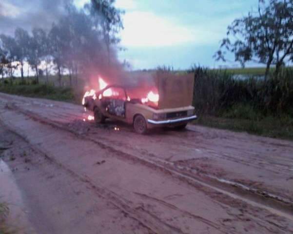  Carro pega fogo e a suspeita &eacute; de inc&ecirc;ndio criminoso 