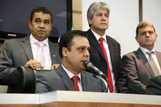 Com poss&iacute;vel ren&uacute;ncia do presidente, Fl&aacute;vio e Jo&atilde;o Rocha disputam o cargo