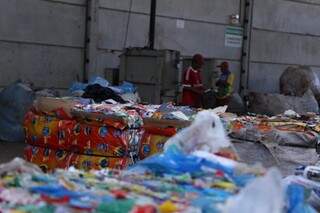 Fardos de plástico e papel na UTR de Campo Grande. (Foto: Kísie Ainoã)