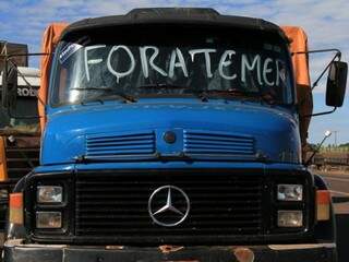 Caminhão parado nesta terça-feira em protesto em Mato Grosso do Sul (Foto: Marina Pacheco)