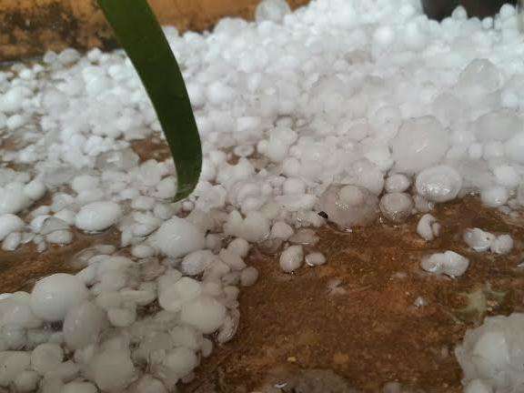 Ap&oacute;s 11 dias sem chuva, moradores s&atilde;o surpreendidos por granizo