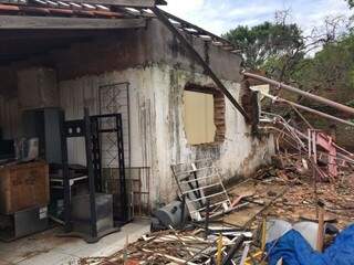 Situação atual da casa onde Iracy morava e teve que sair quando torre da Oi caiu sobre ela (Foto: Arquivo pessoal)