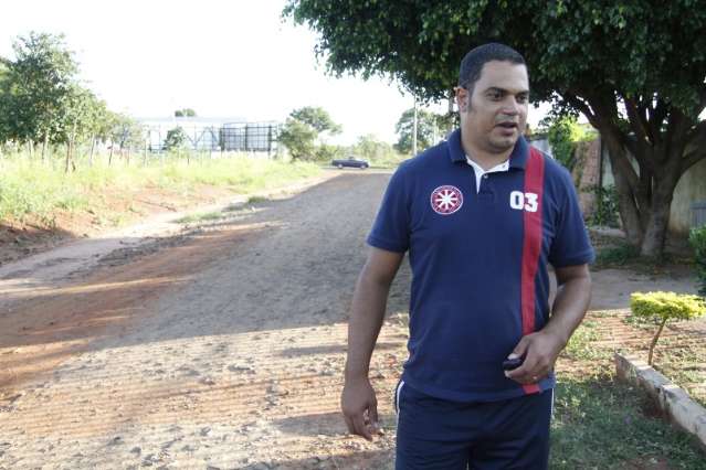 H&aacute; 20 anos esperando asfalto, morador tem transtornos e preju&iacute;zos