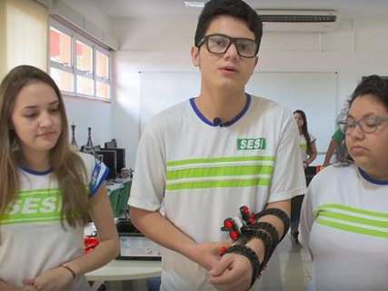 Alunos do ensino médio criam bengala eletrônica para deficientes