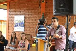 Prefeito cantou música de Lulu Santos em formatura. (Foto: Alcides Neto)