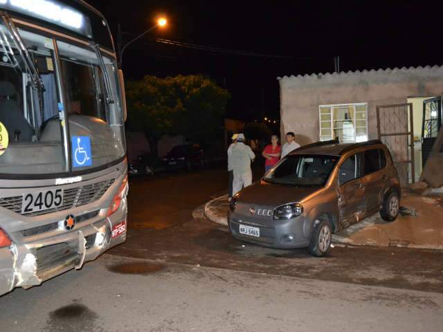  Acidente entre carro e &ocirc;nibus destroi muro de resid&ecirc;ncia no Estrela Dalva 2