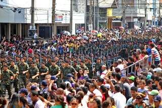 Conforme a Polícia Militar, 25 mil pessoas assistiram ao desfile (Foto: Marcos Ermínio)
