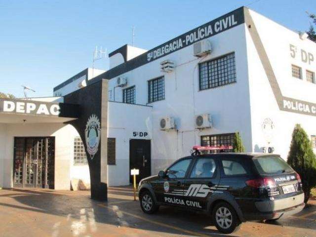 Motorista de aplicativo tem carro e dinheiro roubados por ladr&otilde;es armados 