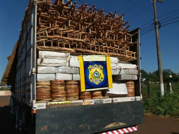 Motorista foge e abandona mais de cinco toneladas de maconha em caminh&atilde;o 