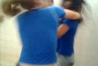 Adolescentes brigaram dentro do banheiro da escola (Foto: imagem do vídeo)