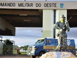 Licitação prevê &quot;action figure&quot; do &quot;Guerreiro do Pantanal&quot;, estátua de mais de 3 metros que antes ficava na frente do CMO e agora está no interior do quartel, na Duque de Caxias. (Foto: Arquivo)