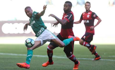 Com gols de Deyverson, Palmeiras segura resultado e vence Flamengo por 2 a 0 
