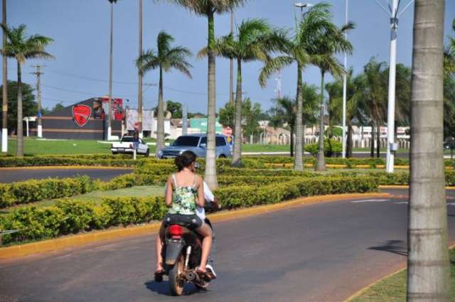 Detran suspende 106 motoristas; maioria levou passageiro de moto sem capacete