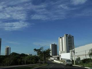 Avenida Nelly Martins, região norte de Campo Grande, nesta manhã. (Foto: Kísie Ainoã)