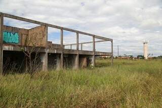 Construção abandonada e mato alto foram algumas das reclamações dos empresários. (Foto: Fernando Antunes)