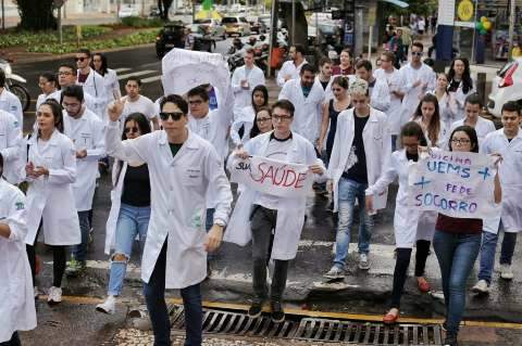 Acadêmicos de Medicina da UEMS protestam na Avenida Afonso Pena