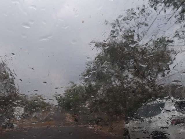 Campo Grande acende luzes mais cedo e chuva faz temperatura cair 5&ordm;C 