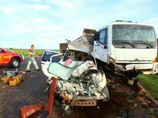 Com a colisão envolvendo caminhão, carro de passeio ficou destruído (Foto: André Bittar) 