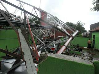 Torre caiu sobre casas e feriu seis pessoas. (Foto: Zanilda Alves da Silva Lionakis/Água Clara)