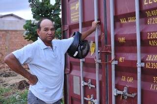 Mestre de obras teve betoneira roubada de container de aço com 3 cadeados. (Foto: Alcides Neto)