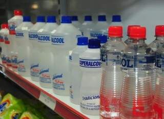Em baixa concentração, álcool pode ser vendido líquido ou em gel (Foto: Arquivo)