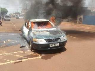 Veículo foi completamente consumido pelo fogo no meio da rua.(Foto: Rio Brilhante em Tempo Real) 