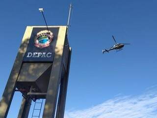 Helicóptero da PM dá apoio à operação nesta segunda-feira em Dourados (Foto: Adilson Domingos)