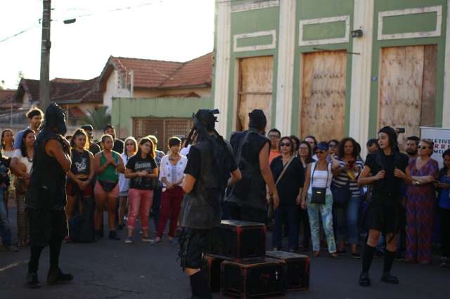 Com v&aacute;rias atra&ccedil;&otilde;es, Show das Diretas come&ccedil;a com p&uacute;blico pequeno