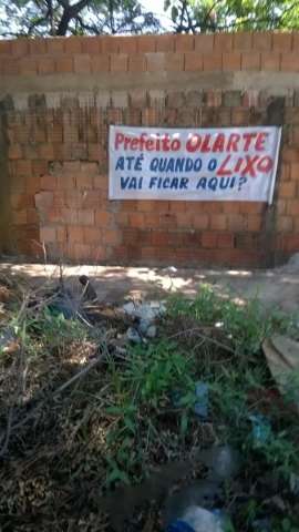 &quot;At&eacute; quando o lixo vai ficar aqui?&quot;, protesta morador do Cai&ccedil;ara em faixa