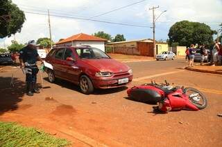 Condutor do veículo Pálio Weekend teria desrespeitado o sinal de pare e acabou colidindo com o motociclista que estava na preferencial. (Foto: Fernando Antunes)