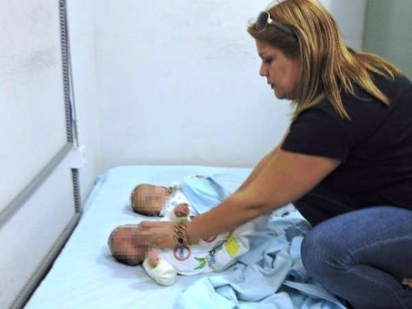 Mulher abandona g&ecirc;meos de tr&ecirc;s meses com casal de idosos e foge
