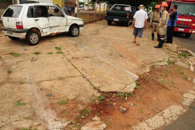 Carro vai parar em cima da cal&ccedil;ada ap&oacute;s colis&atilde;o em cruzamento