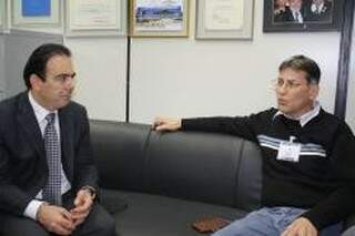 Felipe Orro conversando com o presidente do CRA/MS (Foto: João Prestes)