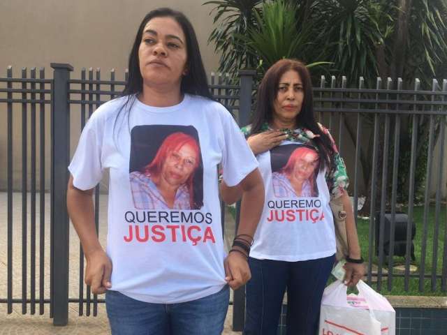 Familiares de mulher morta pelo neto cobram Justi&ccedil;a durante julgamento