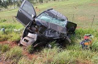 O veículo Fiesta foi parar na vegetação. Duas pessoas que estavam no carro pequeno morreram. (Foto: Chapadense News) 