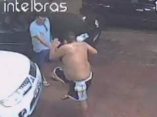 Momento em que policial atiras em direção aos pés da vítima (Foto: reprodução/vídeo) 