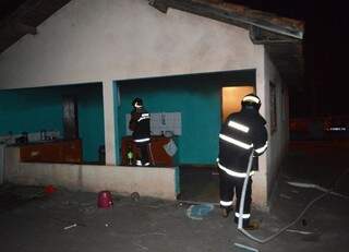 Casa ficou destruída após incêndio criminoso. (Foto: Alisson Silva/ Edição de Notícias)