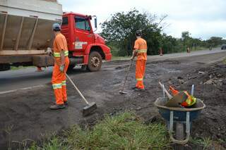 Na segunda-feira, funcionários da construtora realizavam a manutenção do local. (Foto:Arquivo- Minamar Júnior)