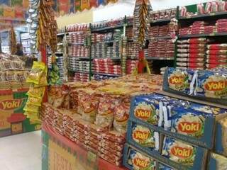 Supermercados estão cheios de produtos típicos. (Foto: Marcos Ermínio)