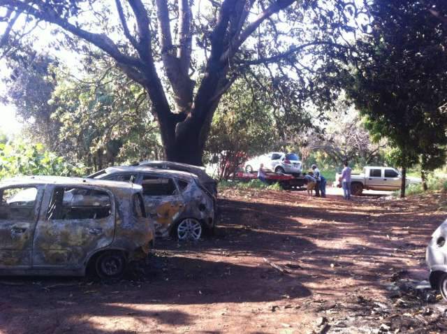 Inc&ecirc;ndio que destruiu 4 carros de universit&aacute;rios pode ser criminoso