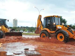 Depois da forte chuva a Prefeitura colocou homens e máquinas nas ruas para recuperar as áreas mais atingidas. (Foto: João Garrigó)